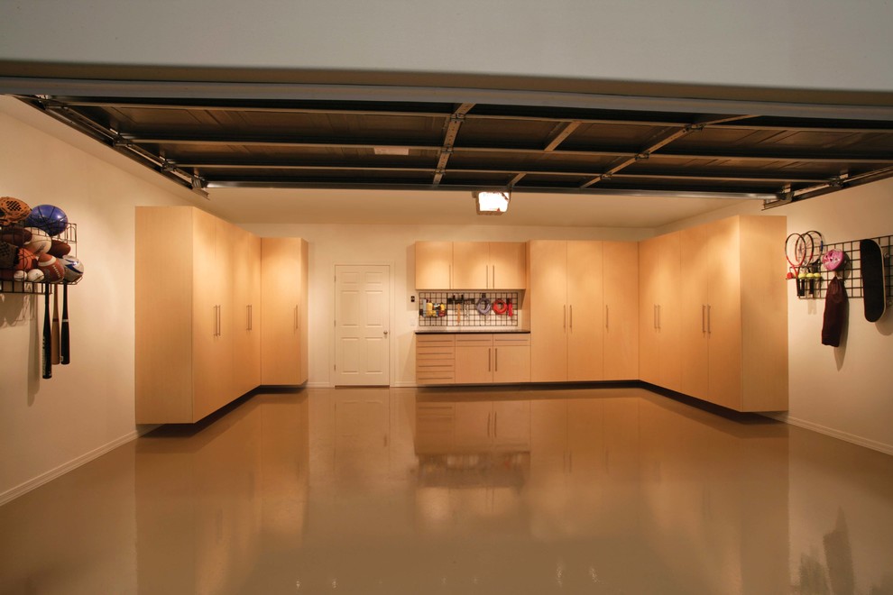 Esempio di un garage per due auto connesso tradizionale di medie dimensioni con ufficio, studio o laboratorio