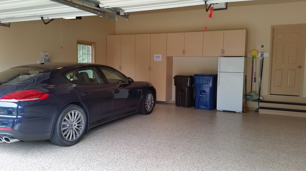 Ispirazione per un garage per due auto connesso chic di medie dimensioni con ufficio, studio o laboratorio