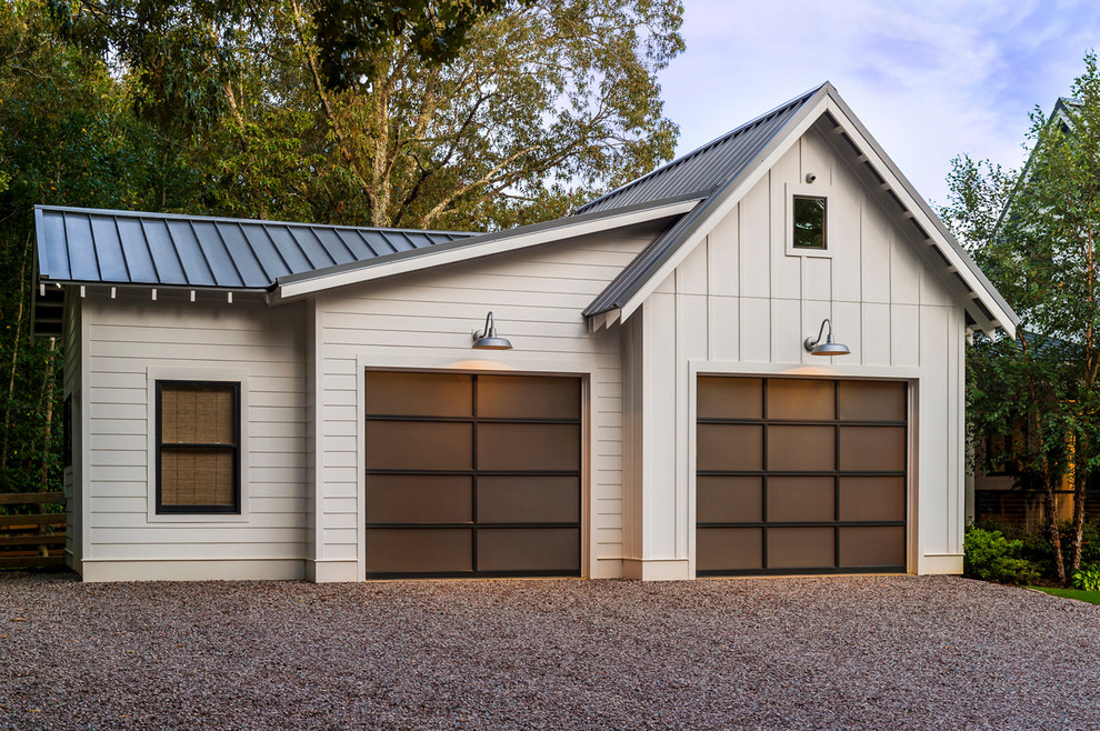 Источник вдохновения для домашнего уюта: отдельно стоящий гараж среднего размера в стиле кантри с мастерской для двух машин