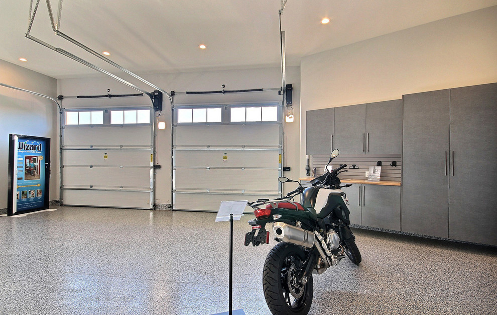 Bild på en mycket stor lantlig tillbyggd fyrbils garage och förråd