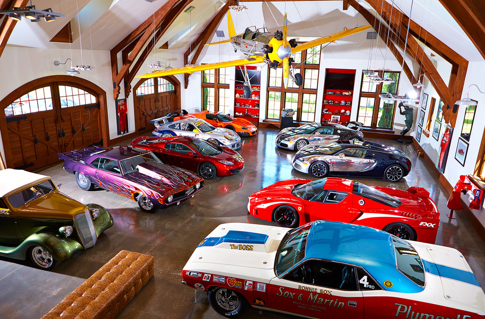 Bild på en stor eklektisk fyrbils garage och förråd