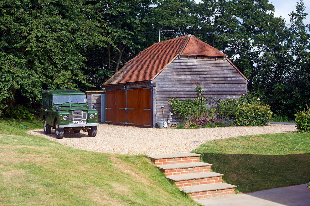 Diseño de garaje independiente de estilo de casa de campo para dos coches