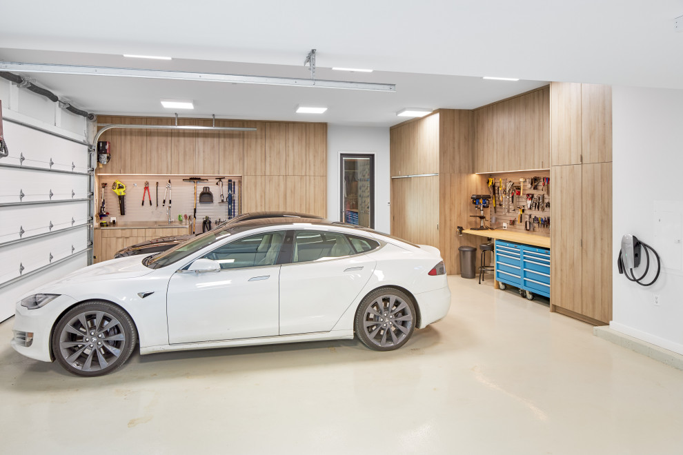 Inspiration för en mycket stor funkis tillbyggd fyrbils garage och förråd