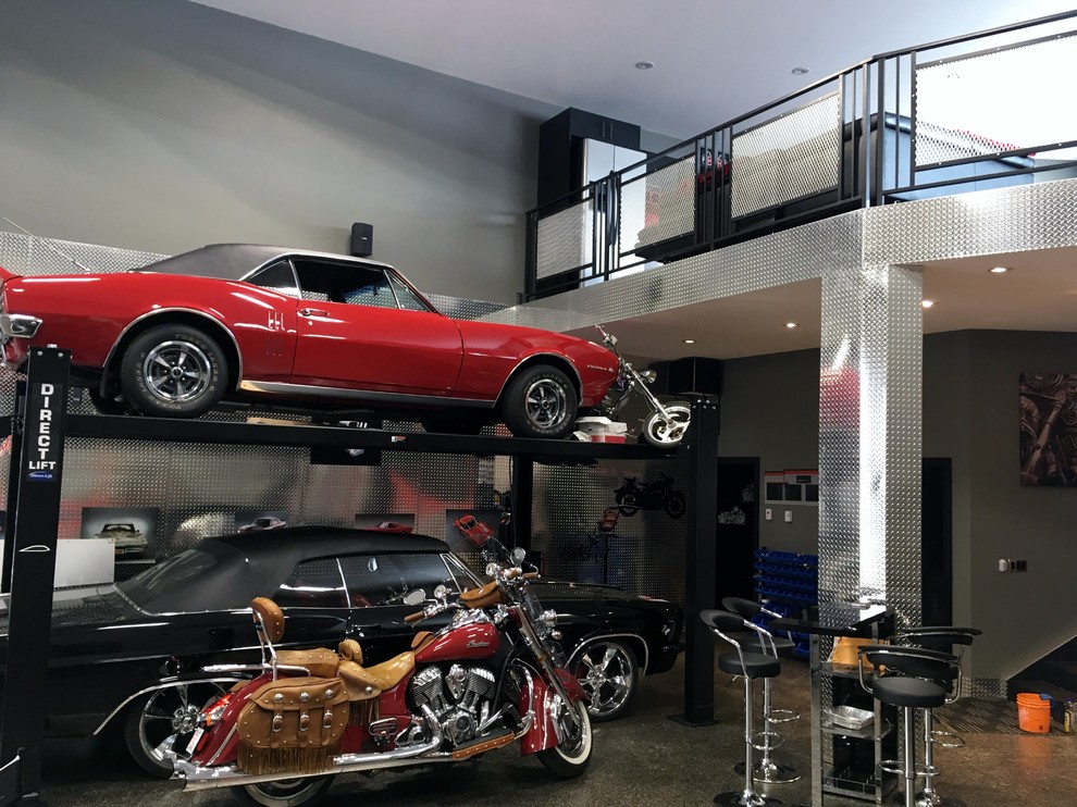 Cette image montre un garage pour deux voitures urbain avec un bureau, studio ou atelier.