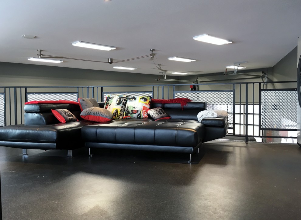 Aménagement d'un garage pour quatre voitures ou plus industriel avec un bureau, studio ou atelier.