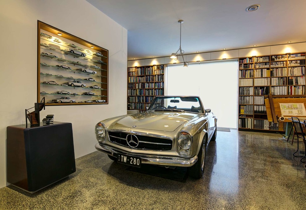Cette image montre un grand garage pour une voiture design.