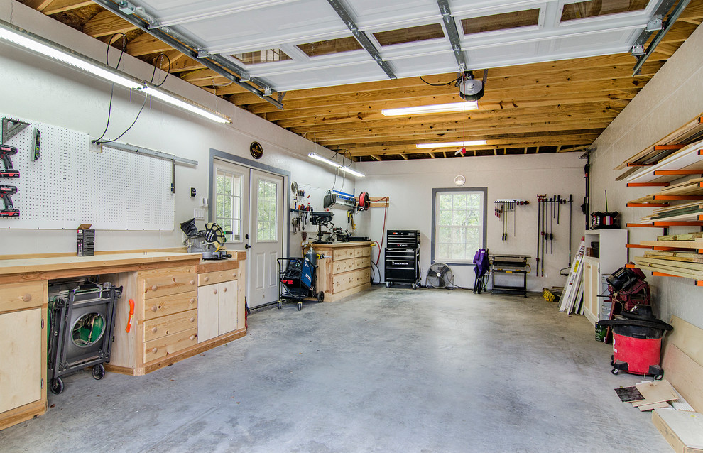 Cette photo montre un garage pour une voiture séparé chic de taille moyenne avec un bureau, studio ou atelier.