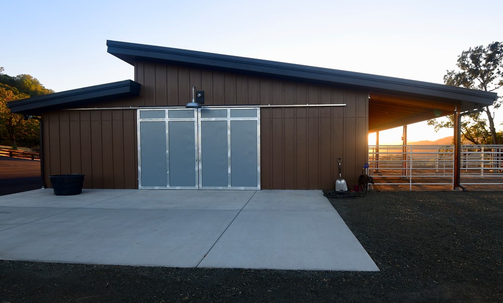 Пример оригинального дизайна: отдельно стоящий гараж среднего размера в современном стиле с мастерской для четырех и более машин