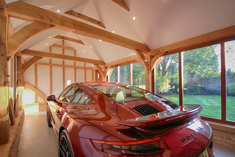 Cette image montre un garage pour une voiture séparé traditionnel de taille moyenne.