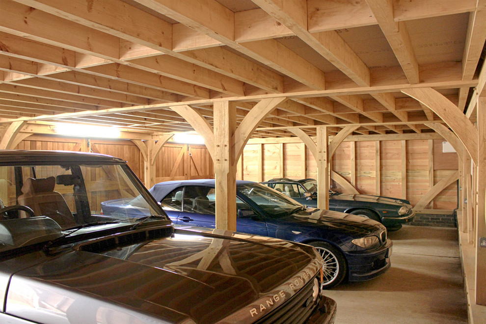 Exemple d'un grand garage pour quatre voitures ou plus séparé chic.