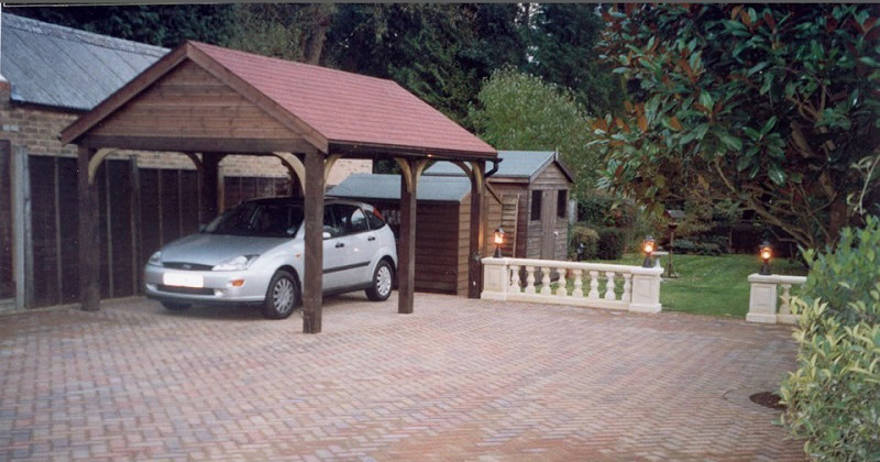 Foto på en liten lantlig fristående carport