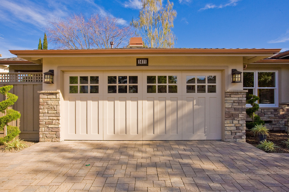 Cette photo montre un garage pour deux voitures attenant craftsman de taille moyenne.