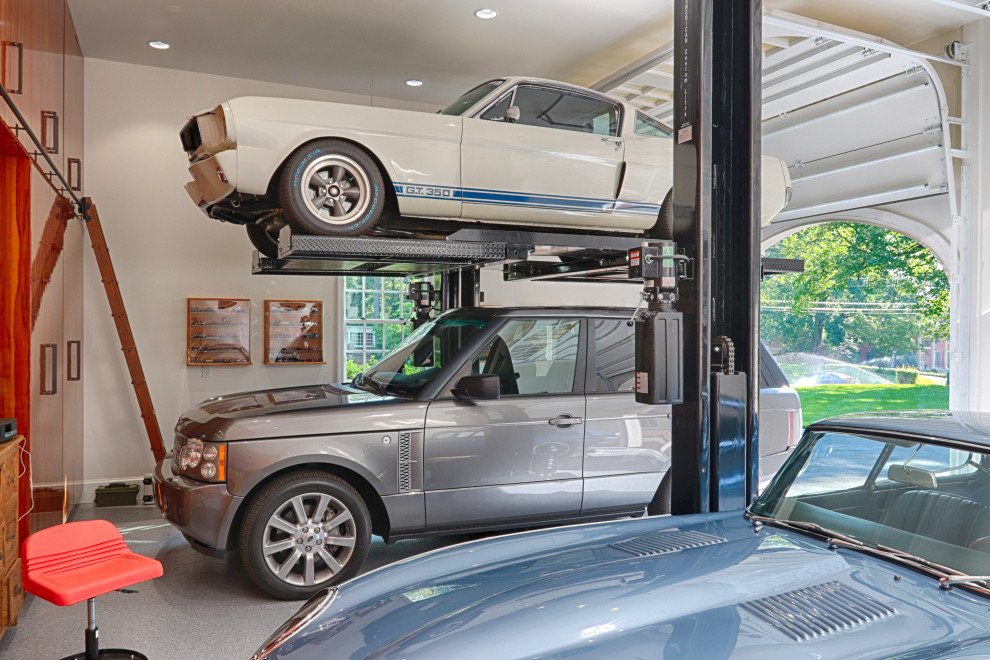 Inredning av en klassisk mellanstor tillbyggd fyrbils garage och förråd
