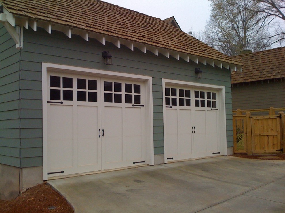 Источник вдохновения для домашнего уюта: большой пристроенный гараж в классическом стиле для двух машин