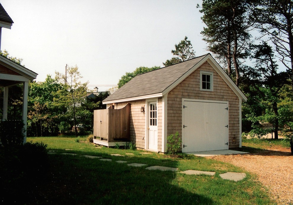 Cette image montre un petit garage pour une voiture séparé traditionnel.