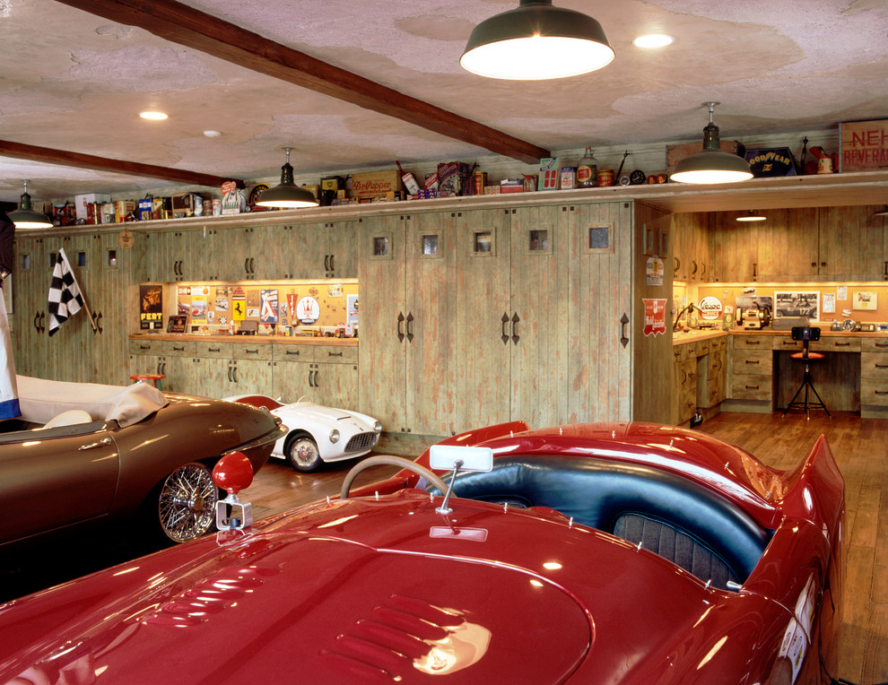 Immagine di un garage per due auto tradizionale con ufficio, studio o laboratorio