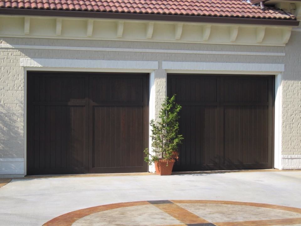 На фото: пристроенный гараж среднего размера в стиле неоклассика (современная классика) для двух машин
