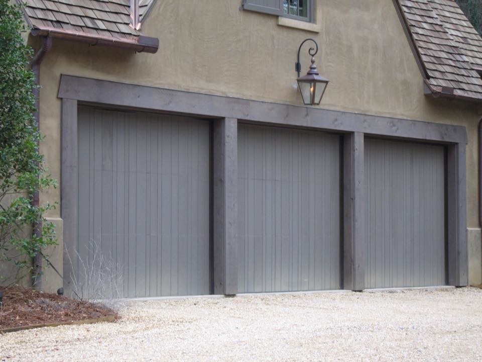 Пример оригинального дизайна: большой пристроенный гараж в стиле неоклассика (современная классика) для трех машин