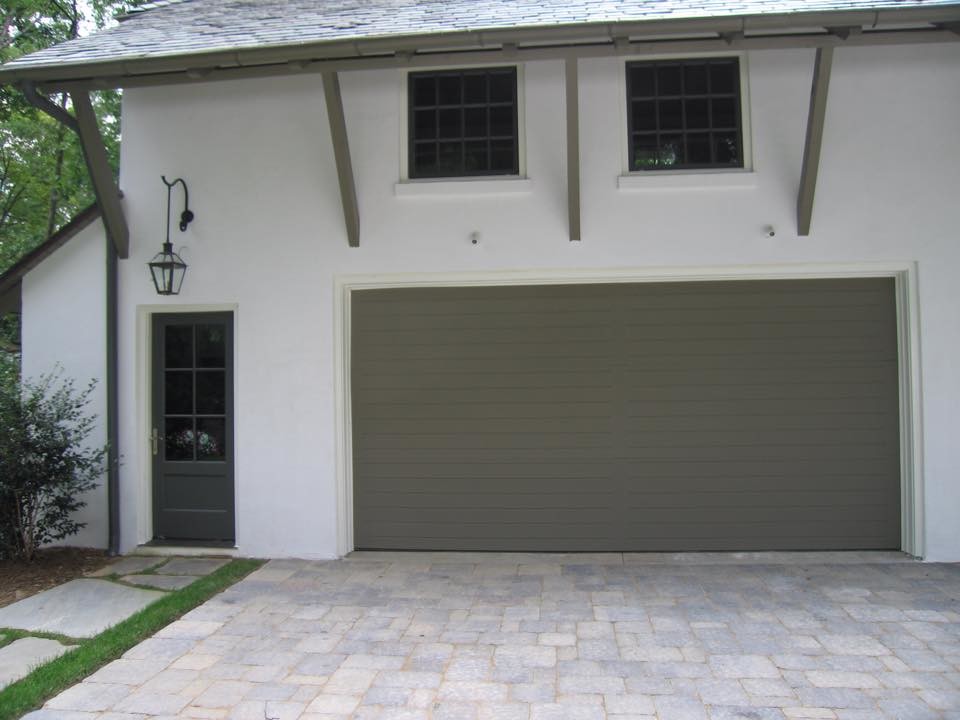 Exempel på en mellanstor klassisk tillbyggd tvåbils garage och förråd