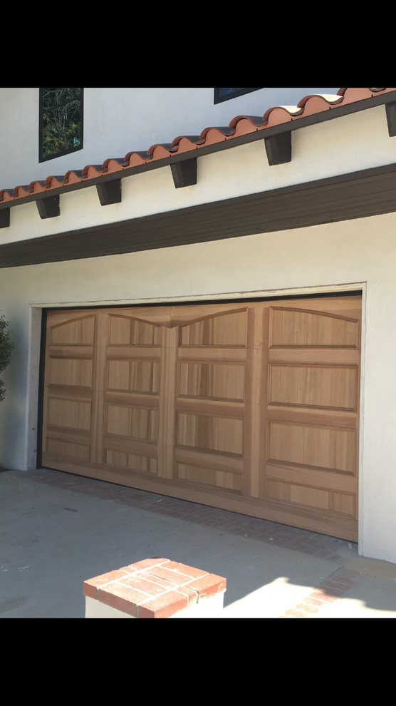Transitional garage photo in Los Angeles
