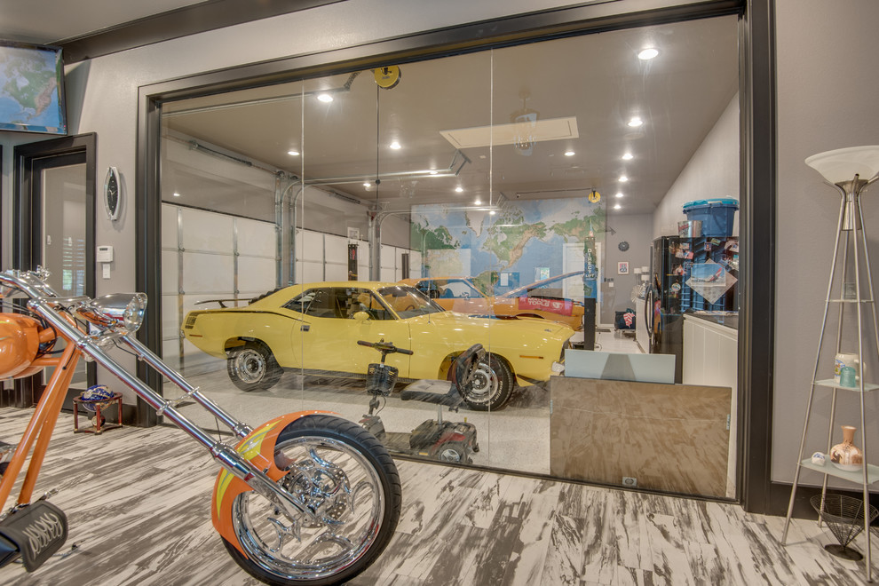 Cette image montre un garage pour trois voitures design avec un bureau, studio ou atelier.