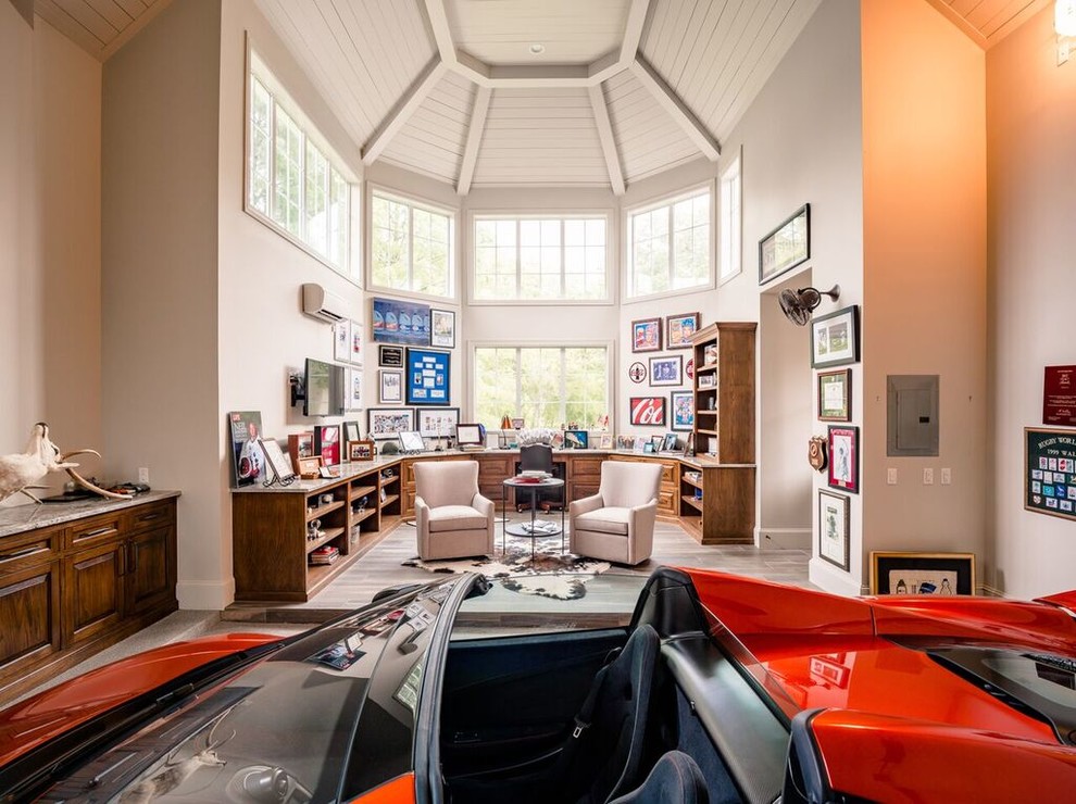 Exemple d'un très grand garage pour deux voitures attenant chic avec un bureau, studio ou atelier.