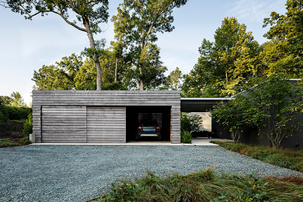 Идея дизайна: пристроенный гараж в современном стиле для трех машин