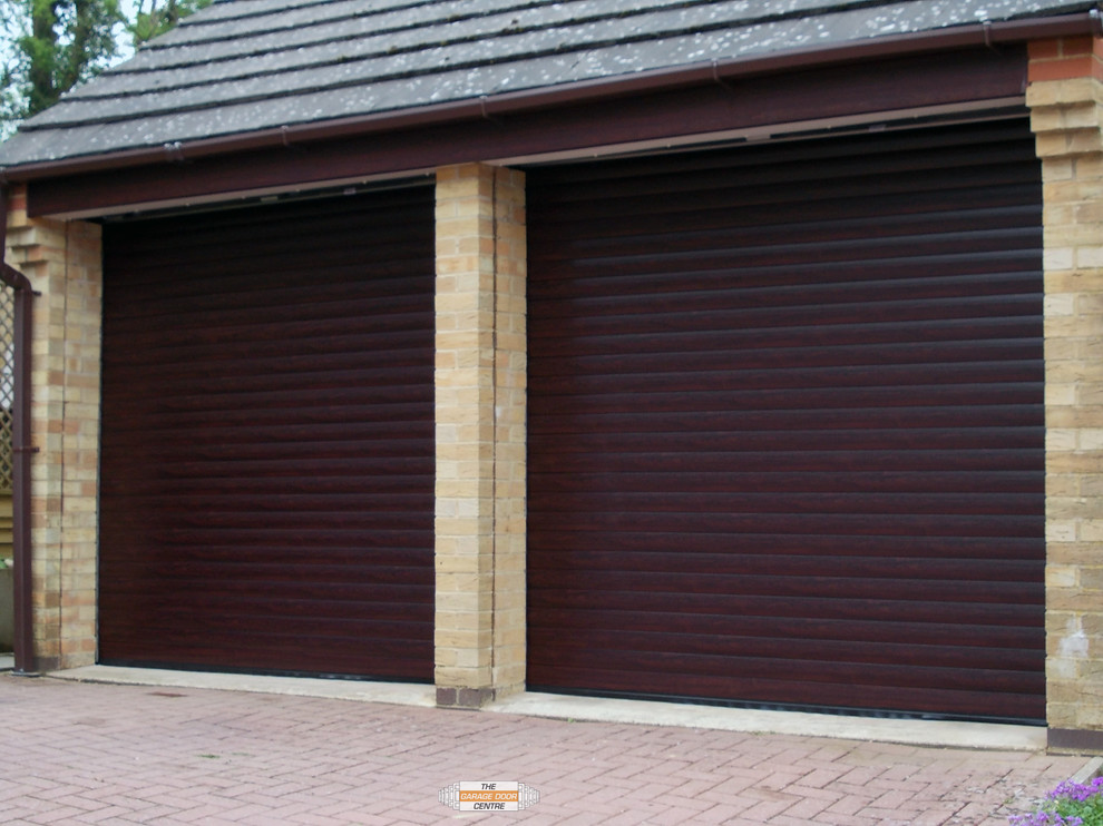 Esempio di un garage per due auto connesso contemporaneo di medie dimensioni