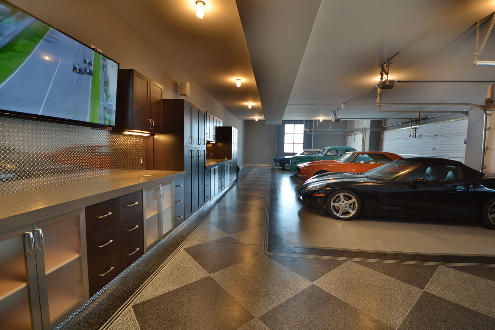 Источник вдохновения для домашнего уюта: огромный пристроенный гараж в стиле лофт для четырех и более машин