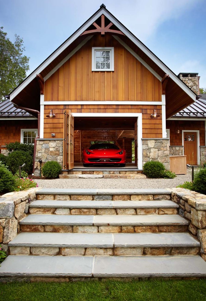 На фото: пристроенный гараж в классическом стиле для одной машины с