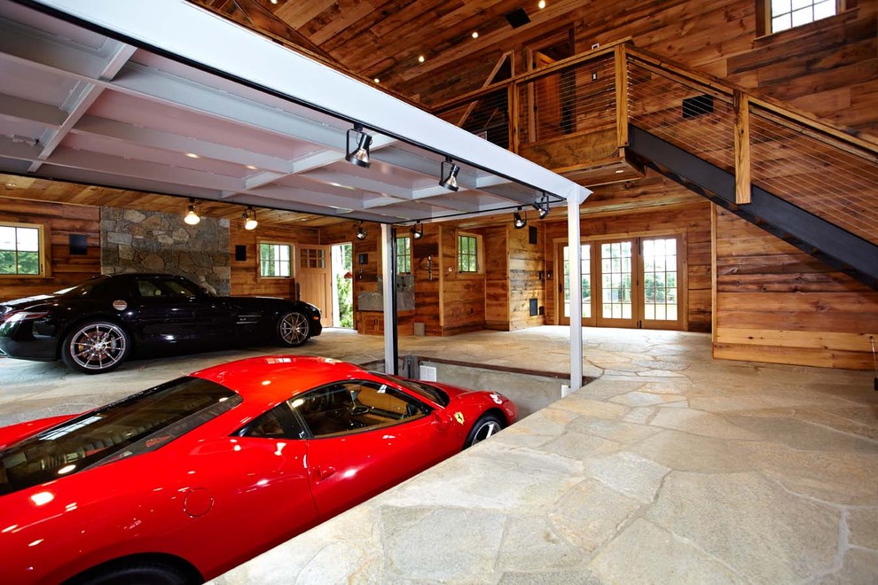 На фото: гараж в классическом стиле для двух машин