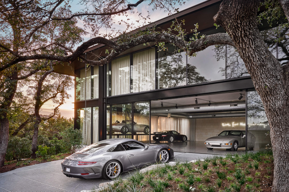 На фото: огромный отдельно стоящий гараж в стиле модернизм для четырех и более машин с
