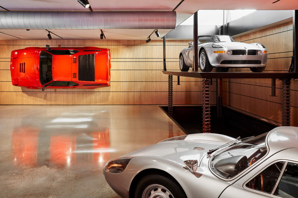 Ejemplo de garaje independiente moderno extra grande para cuatro o más coches