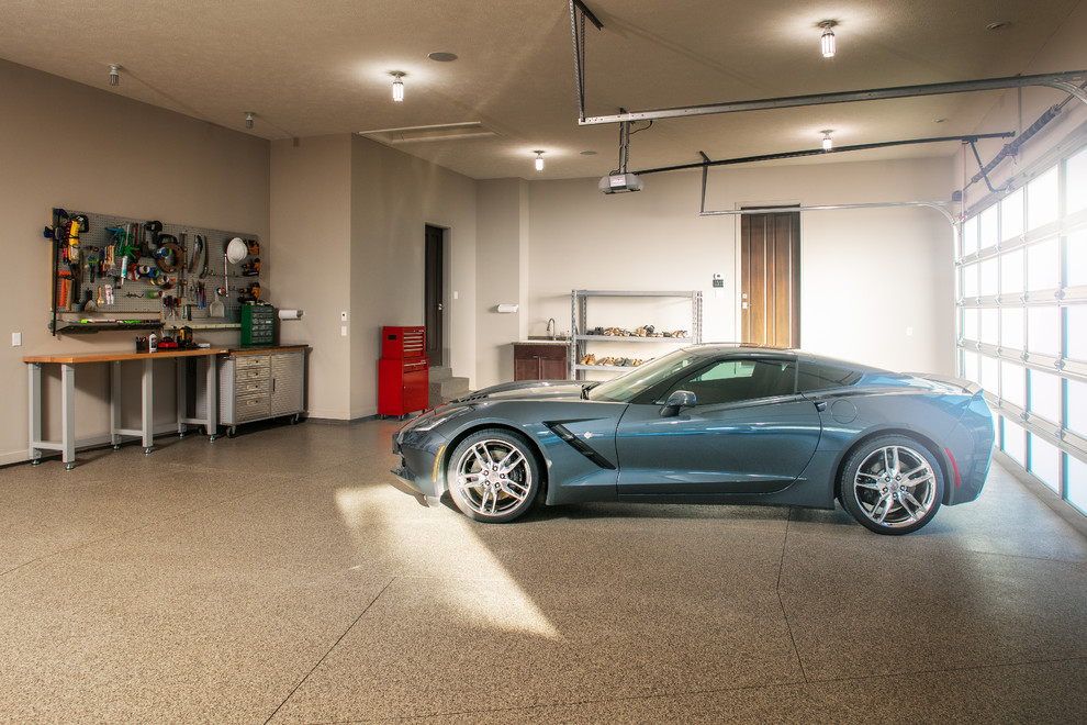 Cette photo montre un grand garage pour quatre voitures ou plus attenant chic.