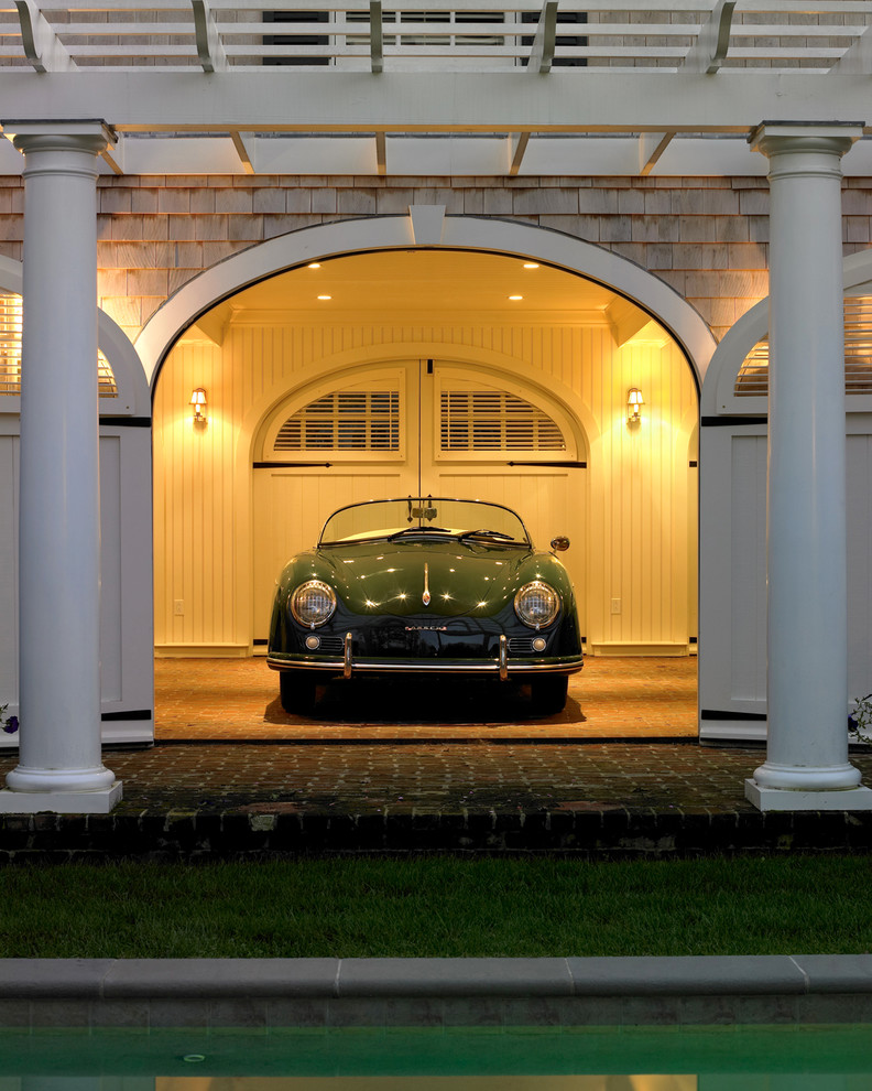 Cette image montre un grand garage pour trois voitures séparé traditionnel.