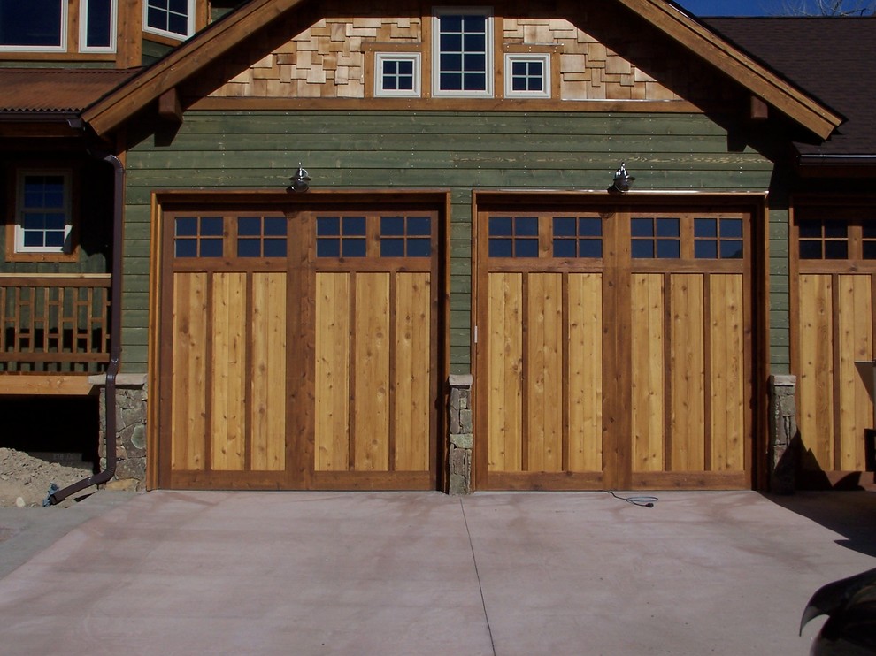 Medium sized classic attached double garage in Denver.