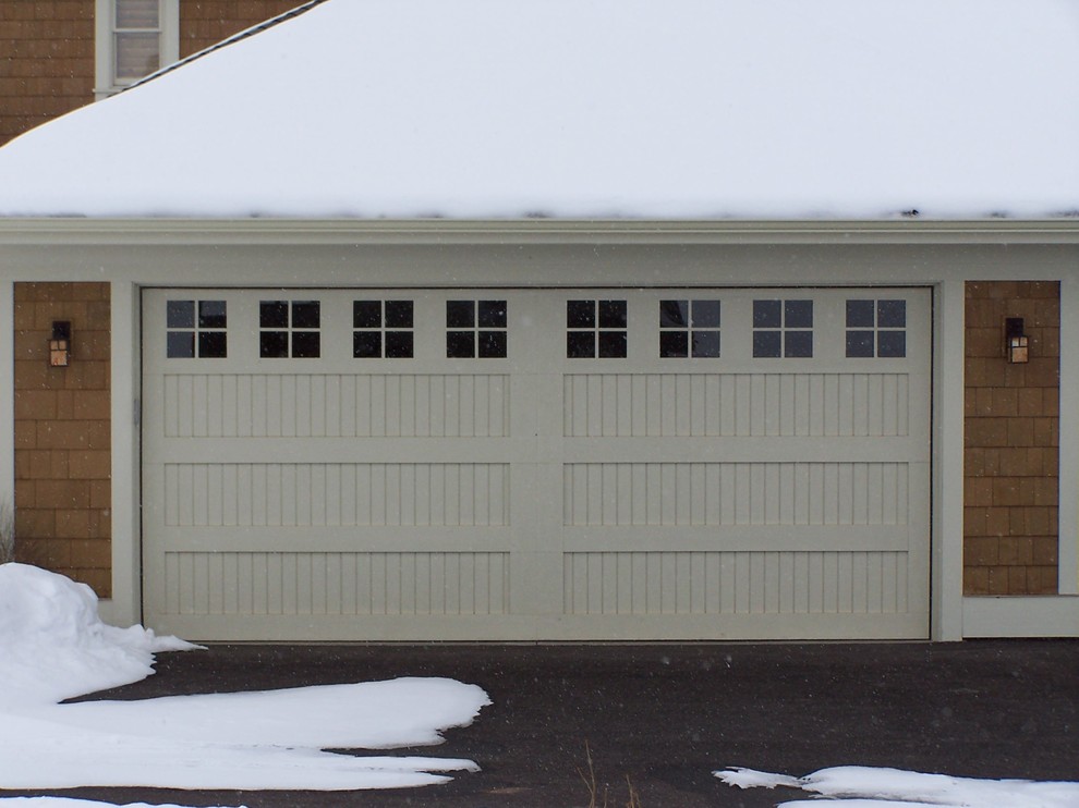 Exempel på en mellanstor amerikansk tillbyggd tvåbils garage och förråd