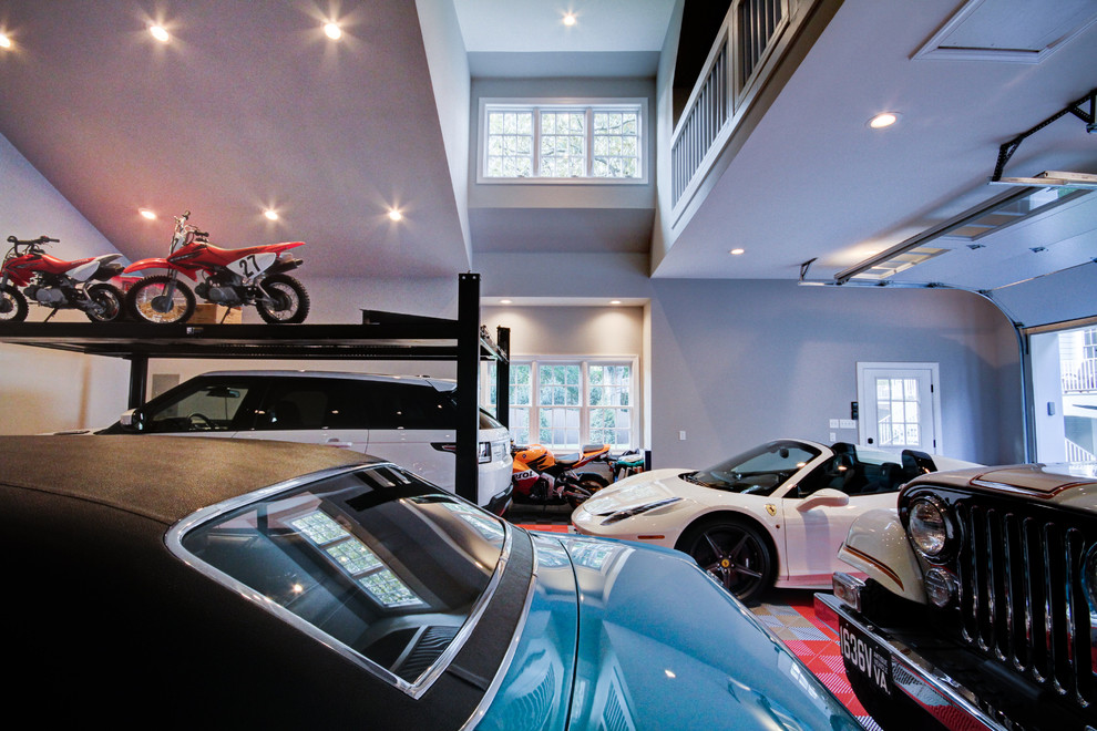 На фото: большой отдельно стоящий гараж в стиле неоклассика (современная классика) с мастерской для четырех и более машин с