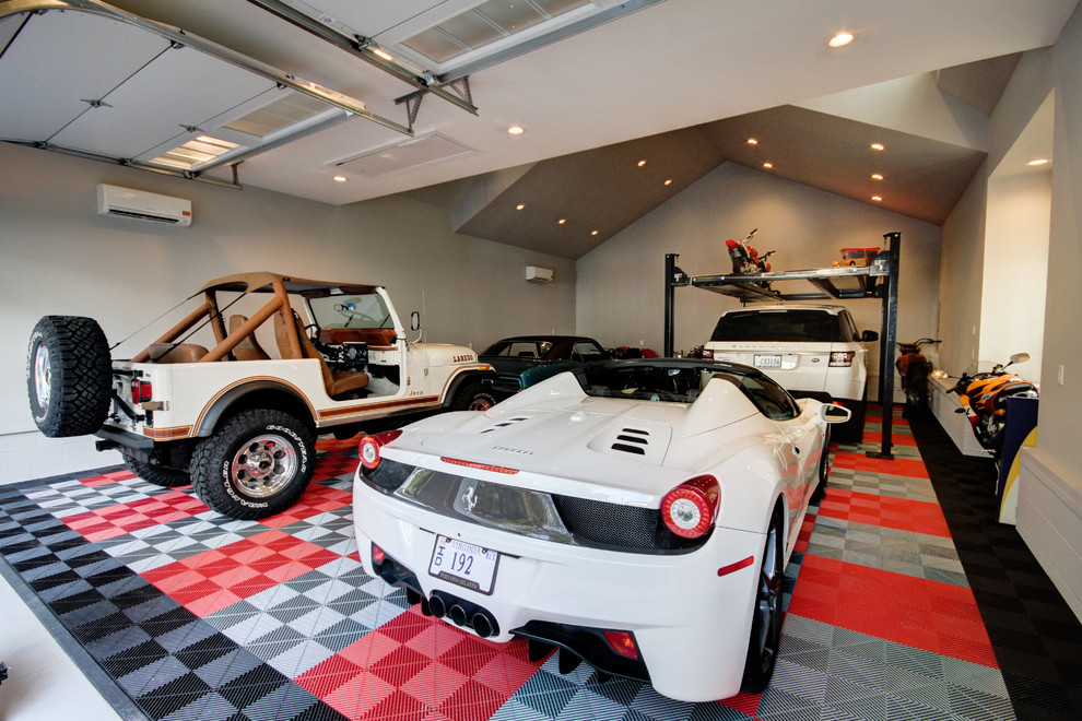 Стильный дизайн: большой отдельно стоящий гараж в стиле неоклассика (современная классика) с мастерской для четырех и более машин - последний тренд