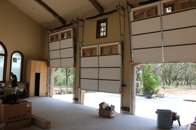 Vertical-lift real-wood overhead garage doors - Clásico - Garaje