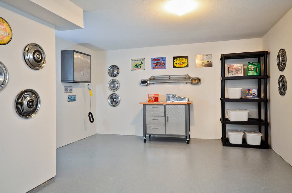На фото: гараж в современном стиле с мастерской с