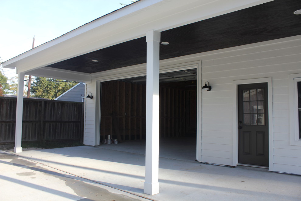 Example of a large transitional detached three-car porte cochere design in Houston