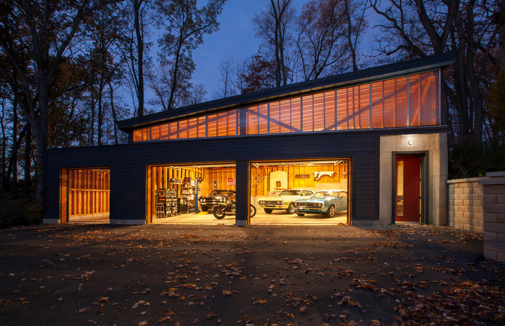 Пример оригинального дизайна: большой отдельно стоящий гараж в стиле ретро с мастерской для четырех и более машин