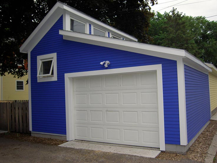 Стильный дизайн: маленький отдельно стоящий гараж в стиле неоклассика (современная классика) для на участке и в саду, одной машины - последний тренд