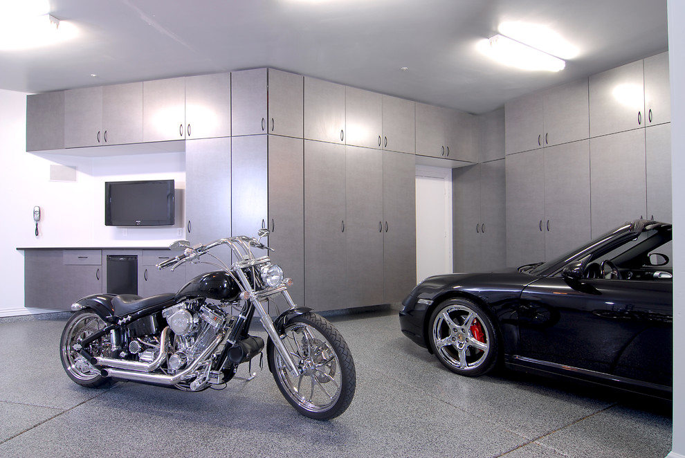 Стильный дизайн: огромный пристроенный гараж в стиле модернизм для двух машин - последний тренд