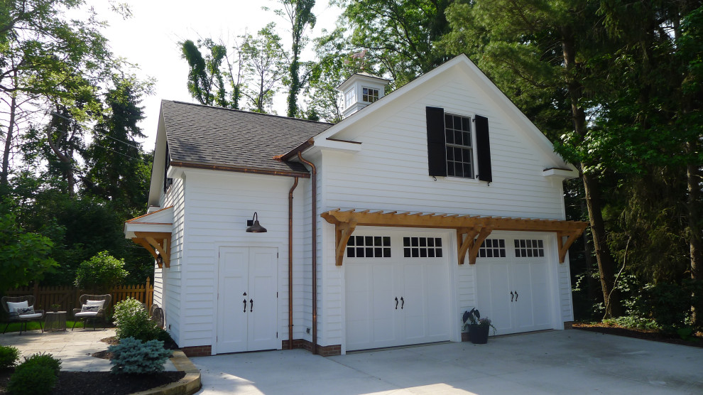Idée de décoration pour un garage pour deux voitures séparé champêtre avec un bureau, studio ou atelier.