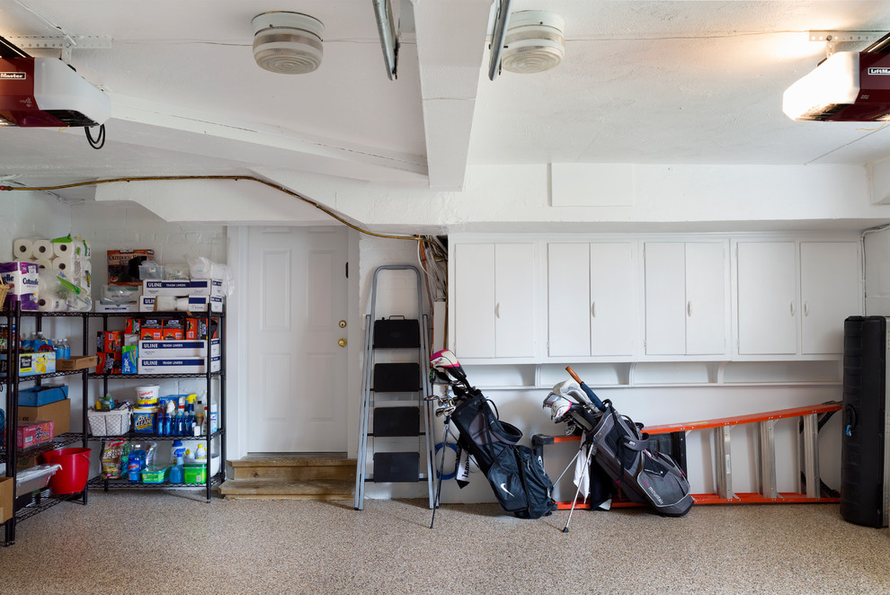 Idéer för att renovera en stor vintage tillbyggd tvåbils garage och förråd