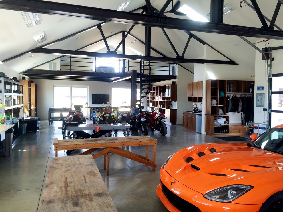 Стильный дизайн: большой пристроенный гараж в стиле лофт с мастерской для четырех и более машин - последний тренд