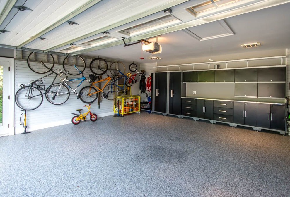 Inspiration pour un garage pour deux voitures attenant minimaliste de taille moyenne avec un bureau, studio ou atelier.