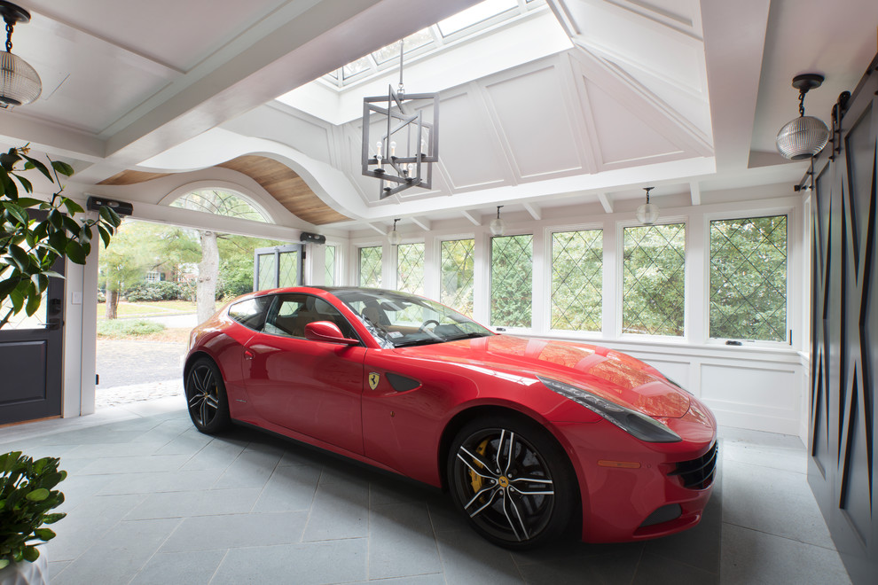 Cette photo montre un très grand garage pour deux voitures attenant tendance avec une porte cochère.